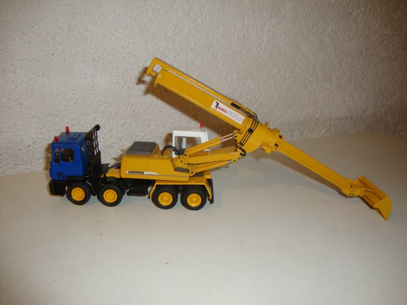 Man LKW mit einem Liebherr R924 Leonard Teleskopbagger