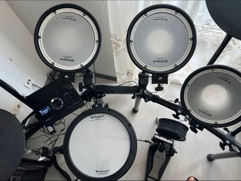 Roland TD-17KVX mit Roland RDH-102 Double-Bassdrum-Pedal.