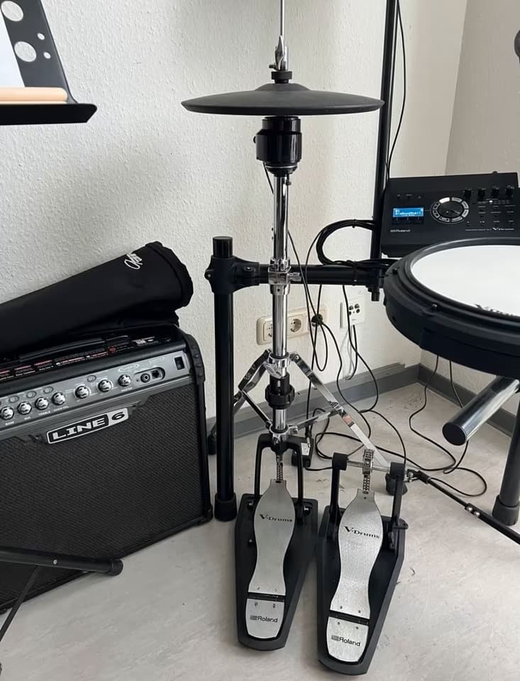 Roland TD-17KVX mit Roland RDH-102 Double-Bassdrum-Pedal.