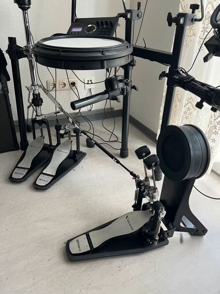 Roland TD-17KVX mit Roland RDH-102 Double-Bassdrum-Pedal.