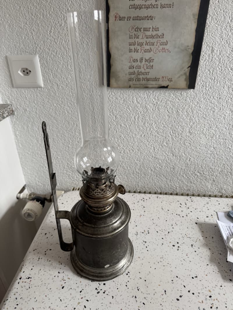 Antike Petroleum-Wandlampe mit Glaszylinder (ca. 1900-1930)