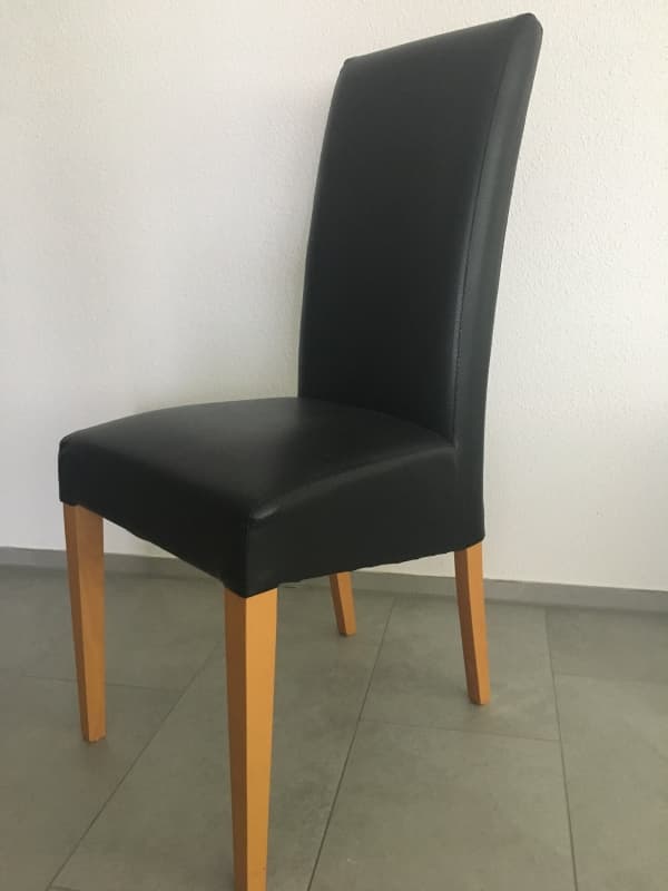 Esstisch mit Bank und Stühlen
