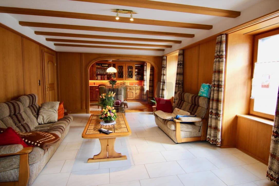 Wohnimmobilie im Bergdorf mit Terrasse und Garage