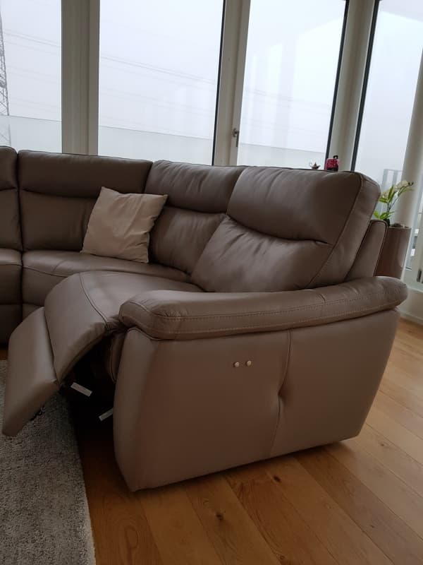 Ecksofa beige mit 2 Relaxfunktionen zu verkaufen