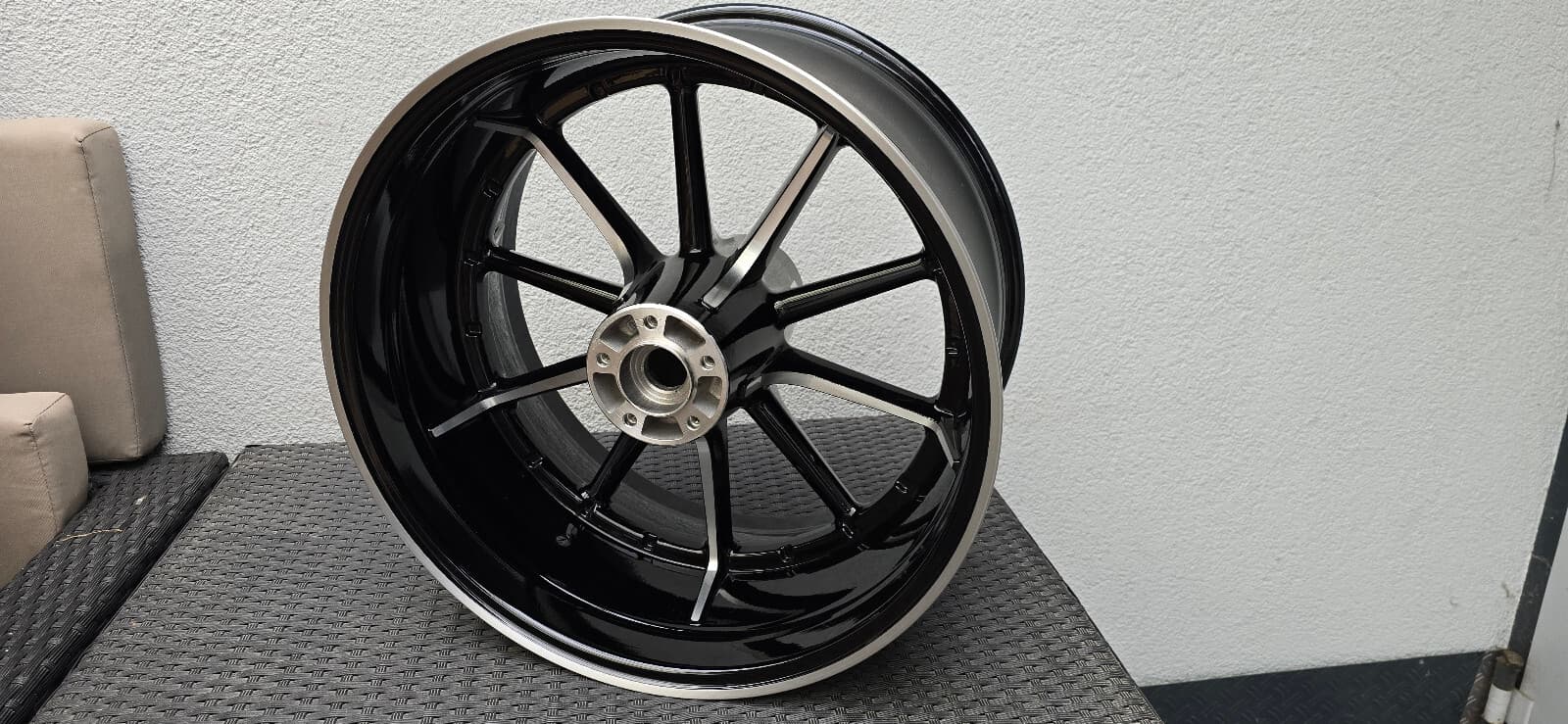 Harley Davidson Breakout 9,5x18 Felge Breitreifenkit