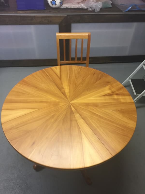 Massiv Kirschbaumholz Tisch und 4 Stühle inkl. Sitzkissen