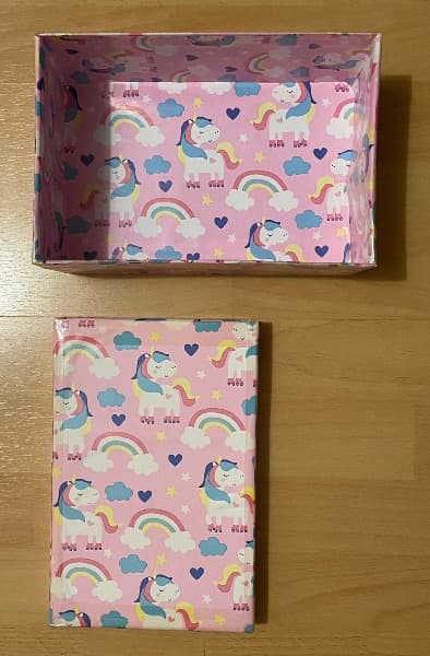 Rosa Deko Box mit farbigen Unicorns