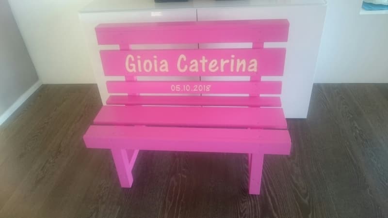 Lindengrüne Kindersitzbank aus Massivholz, Geburtsgeschenk