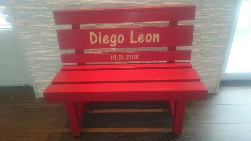 Lindengrüne Kindersitzbank aus Massivholz, Geburtsgeschenk