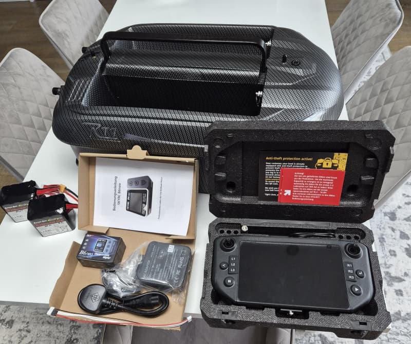 Carplounge RT7 V4 Pro Carbon Bait Boat mit Raymarine