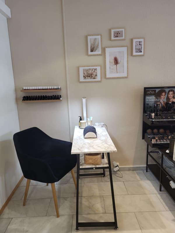 Naildesignerin oder Damen-Coiffeuse