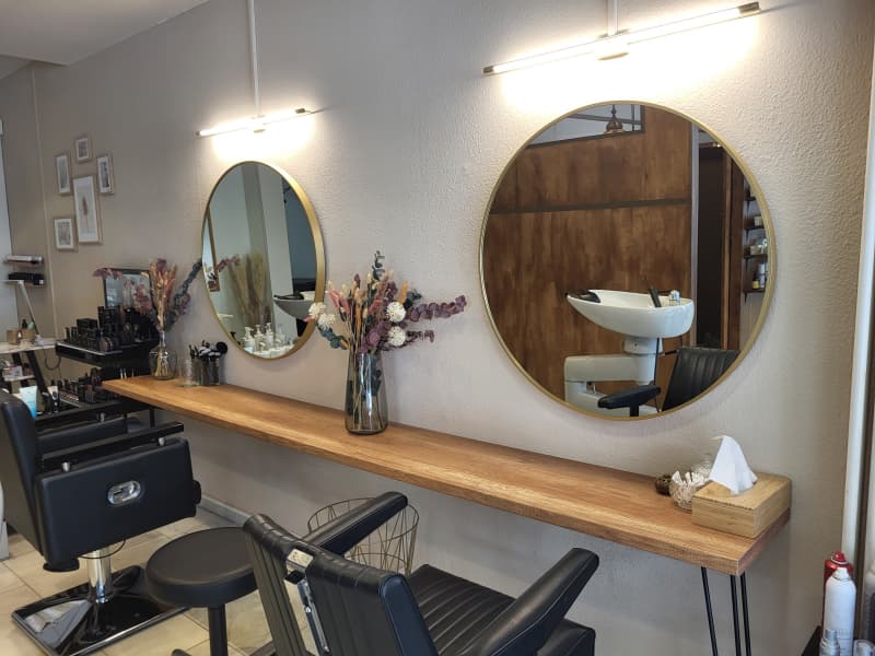 Naildesignerin oder Damen-Coiffeuse