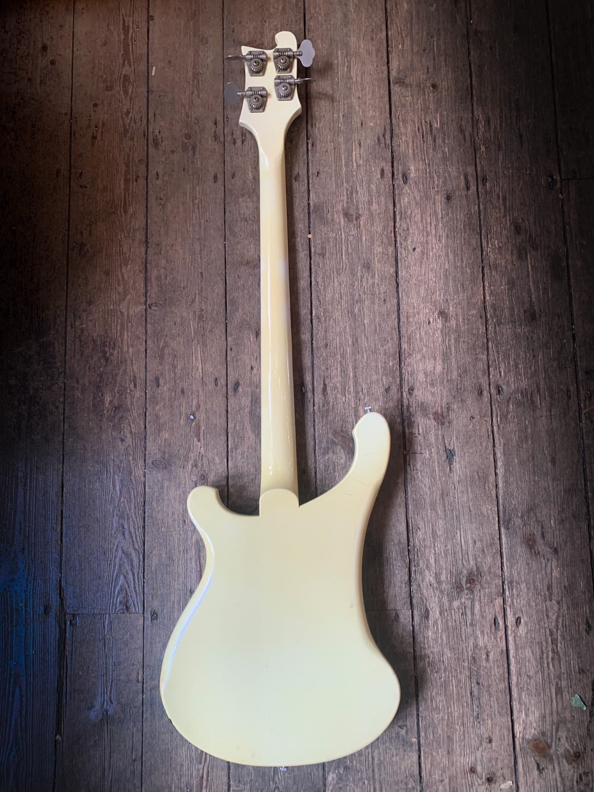Rickenbacker 4001 Bass in weißer Ausführung