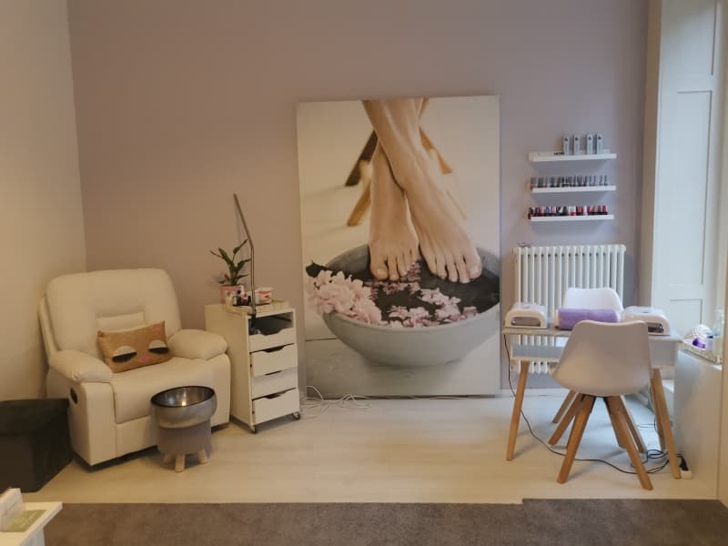 Kosmetikerin und Nailstylistin