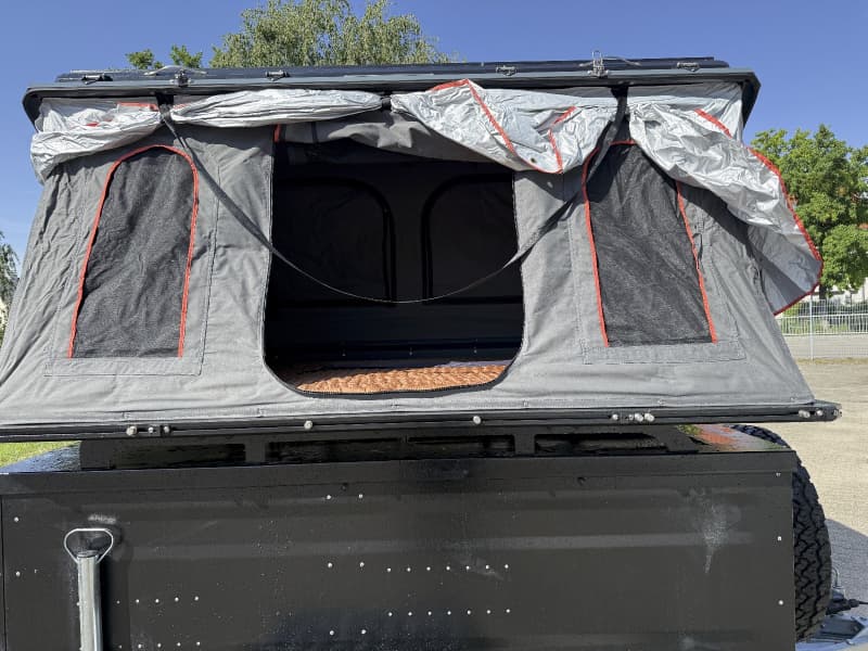 Offroad Anhänger mit Dachzelt komplett