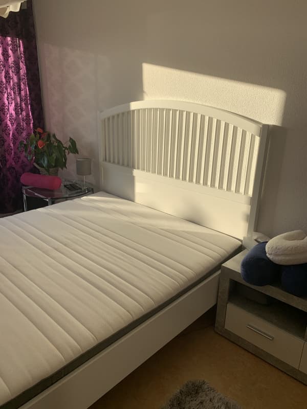 Bett Weiss