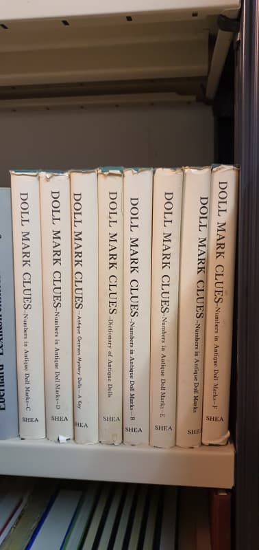 8 Bücher "Doll Mark Clues" Antiques Doll Marks