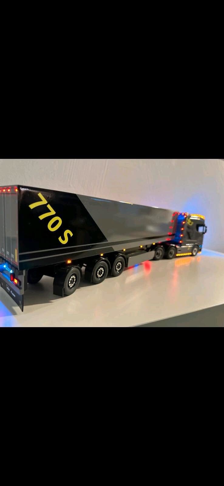 Scania V8 770S RC mit Auflieger