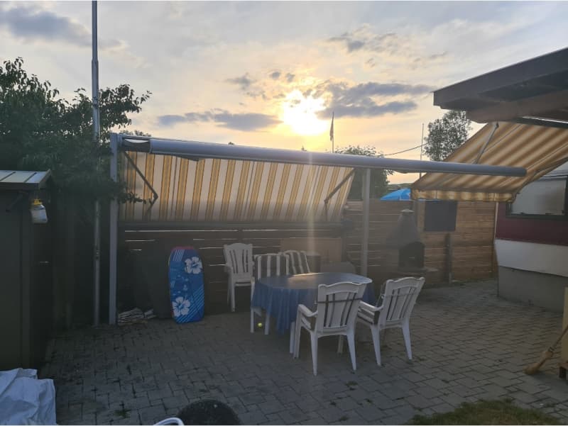 Mobile Home mit Holzvorbau auf der schönsten Parzelle