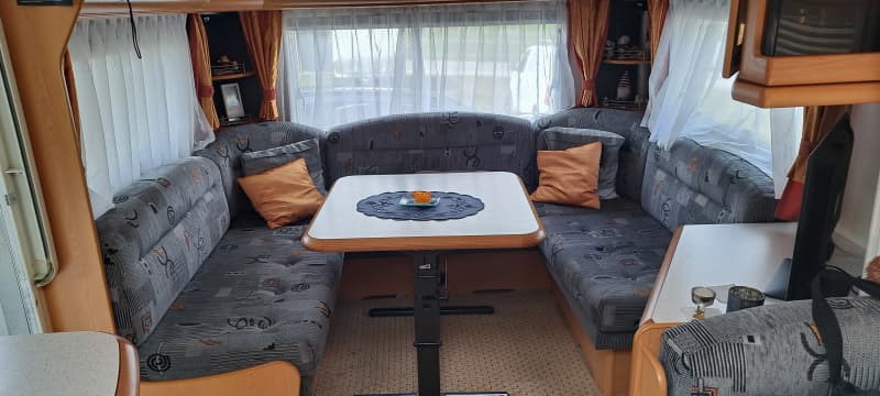 Wohnwagen inkl. Schutzdach und Vorbau