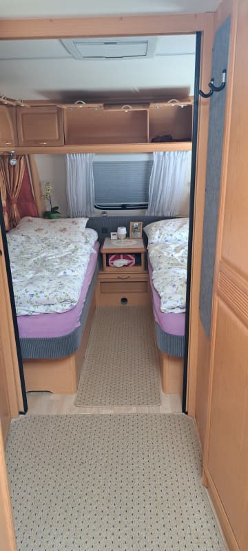 Wohnwagen inkl. Schutzdach und Vorbau