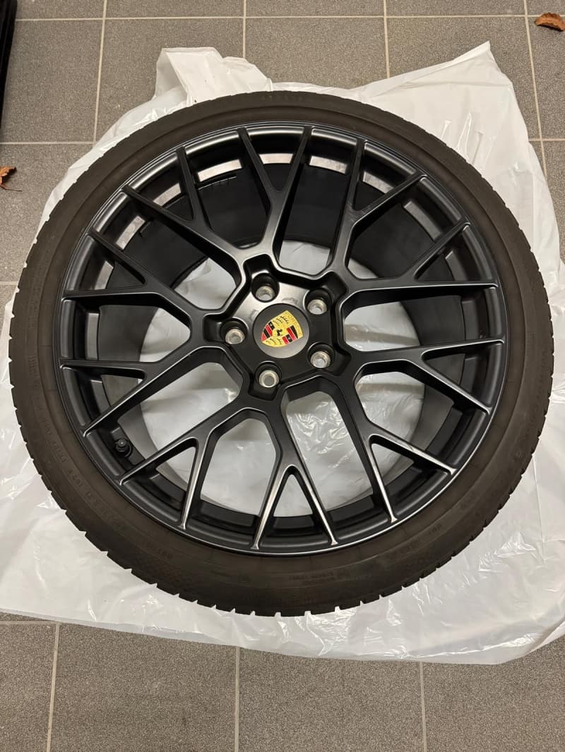 Porsche 992.1 Winterräder Spyder RS schwarz