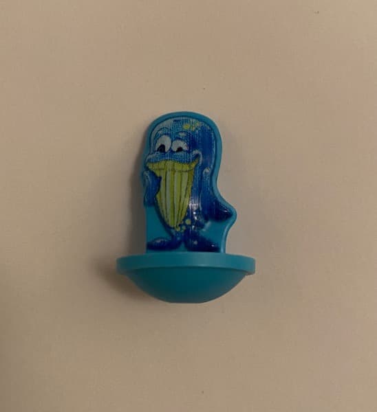 Kleiner blaugelber Delfin mit Surlideckel