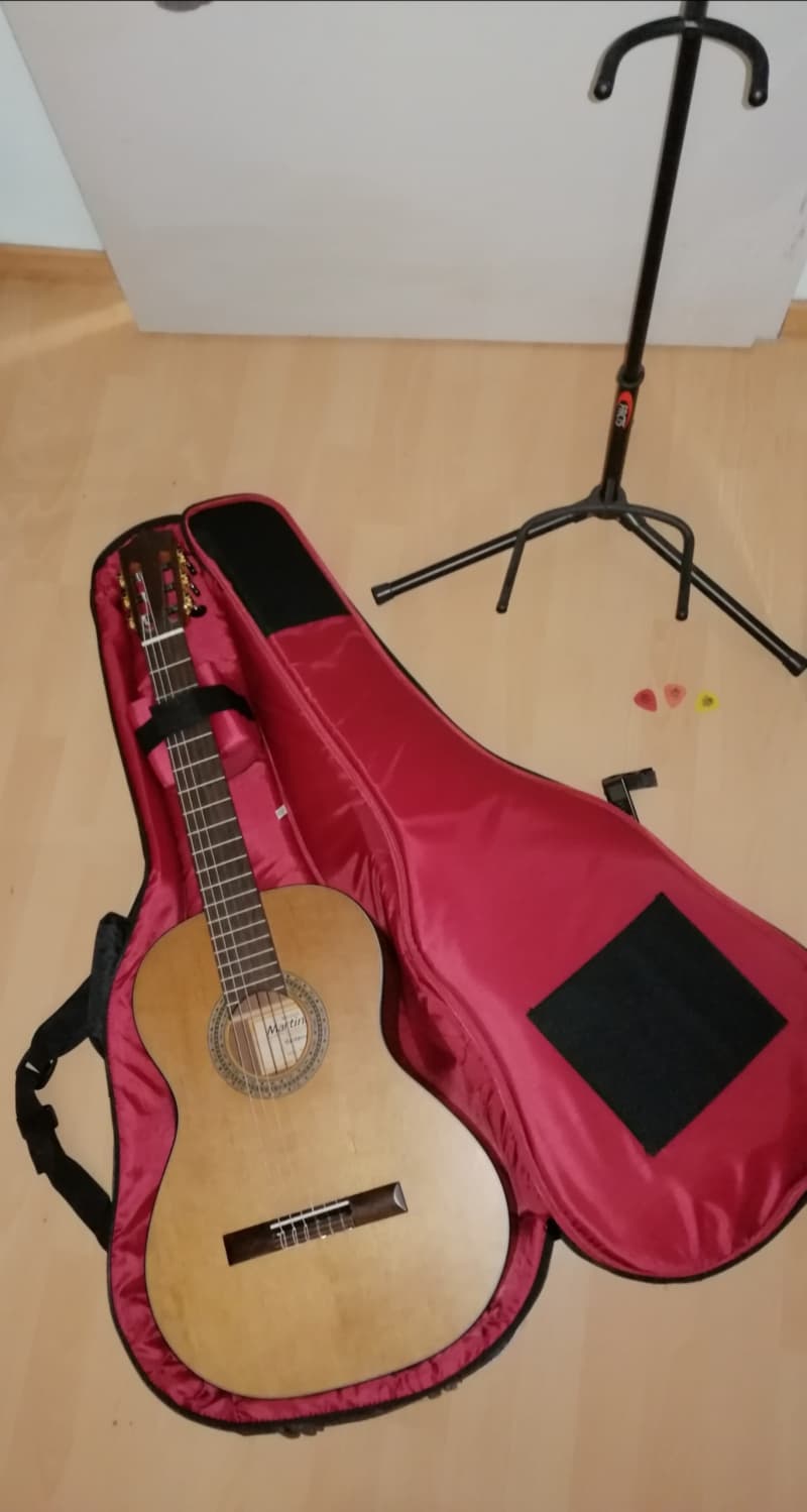 Gitarre MARTINEZ + Zubehör (Tasche, Ständer, Stimmgerät)