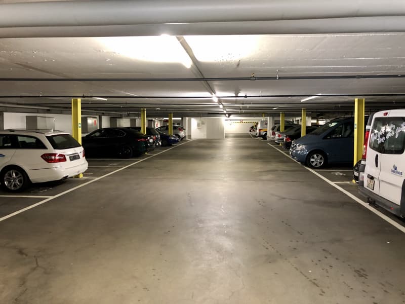 Grosser Einstellhallen-Autoplatz in Ittigen/BE zu vermieten