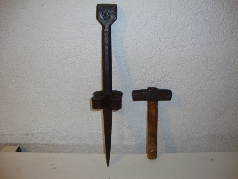 Dengelstock mit Hammer