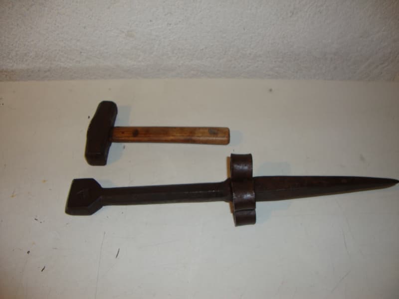 Dengelstock mit Hammer