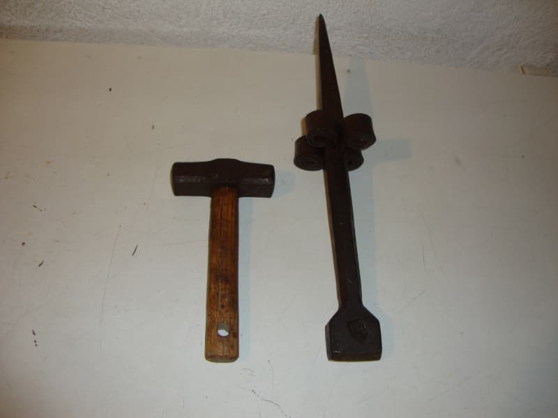 Dengelstock mit Hammer