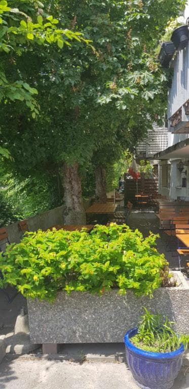 Im steuergünstigen Kanton Zug Urichgs, schöns Beizli