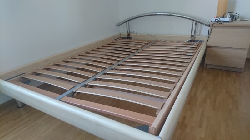 Bett inklusive Lattenrost und Kommode