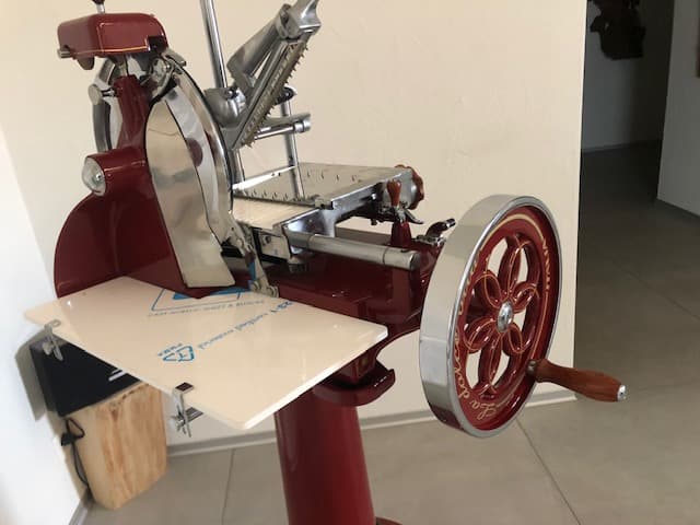 Schwungrad Aufschnittmaschine manuell mit Sockel