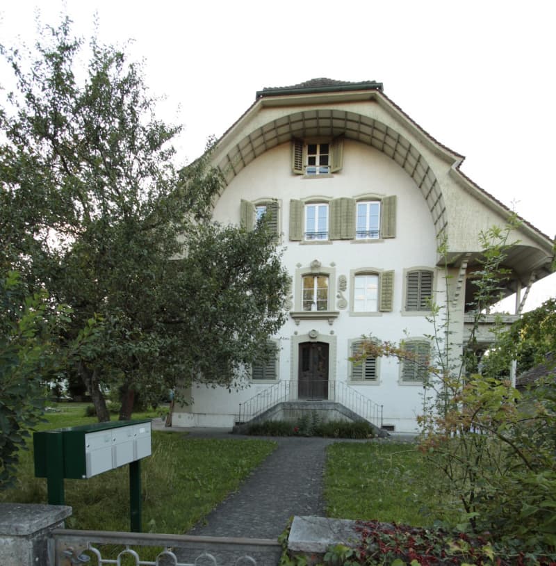 Frisch renovierte 5-Zi. Altbauwohnung in zentraler, doch ruhiger