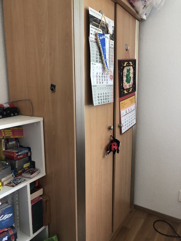 Schiebtür-Kleiderschrank und Kommode, TV-Bank zum Verschenken
