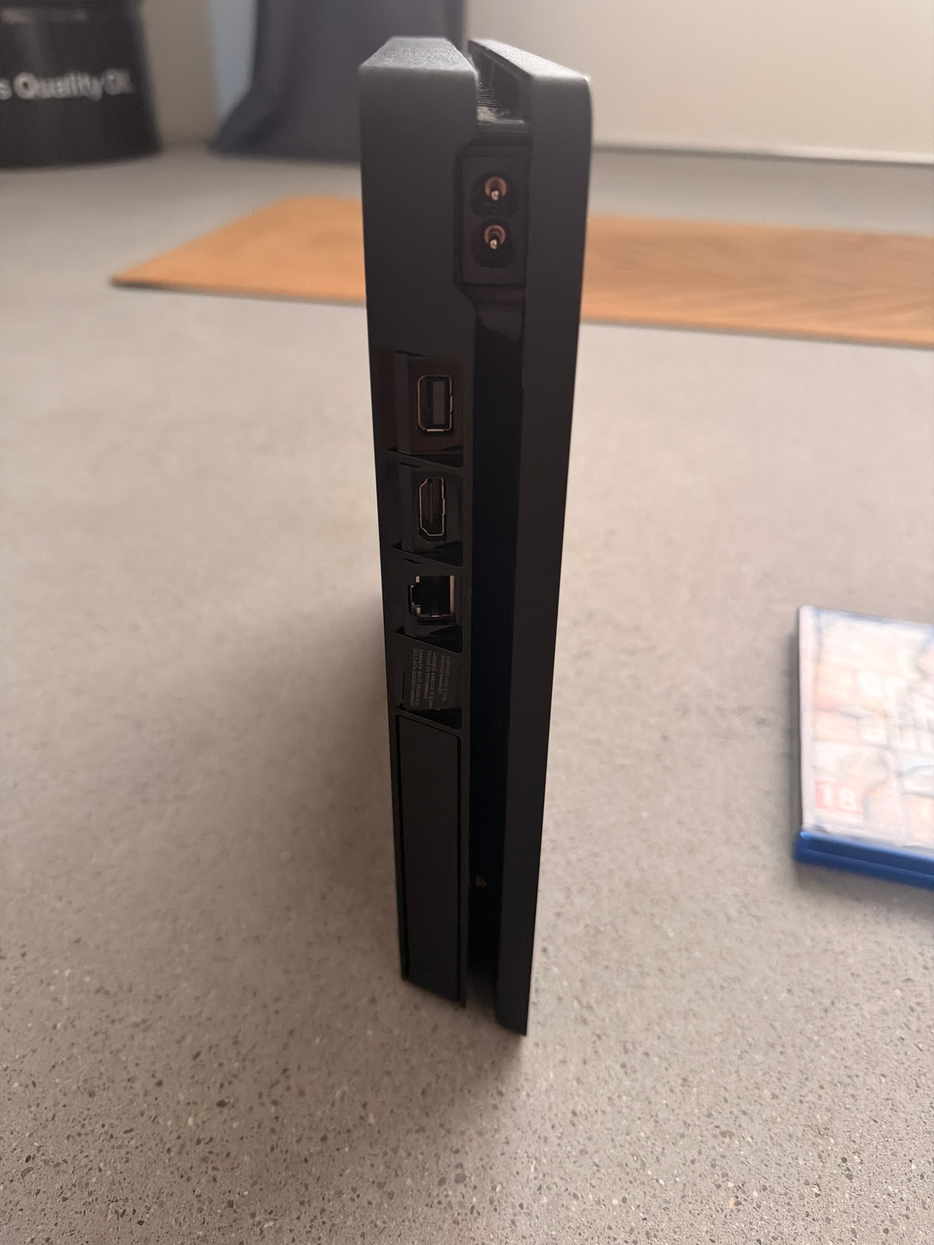 PlayStation 4 (PS4) mit 1 Controller, 2 Spielen und HDMI-Kabel