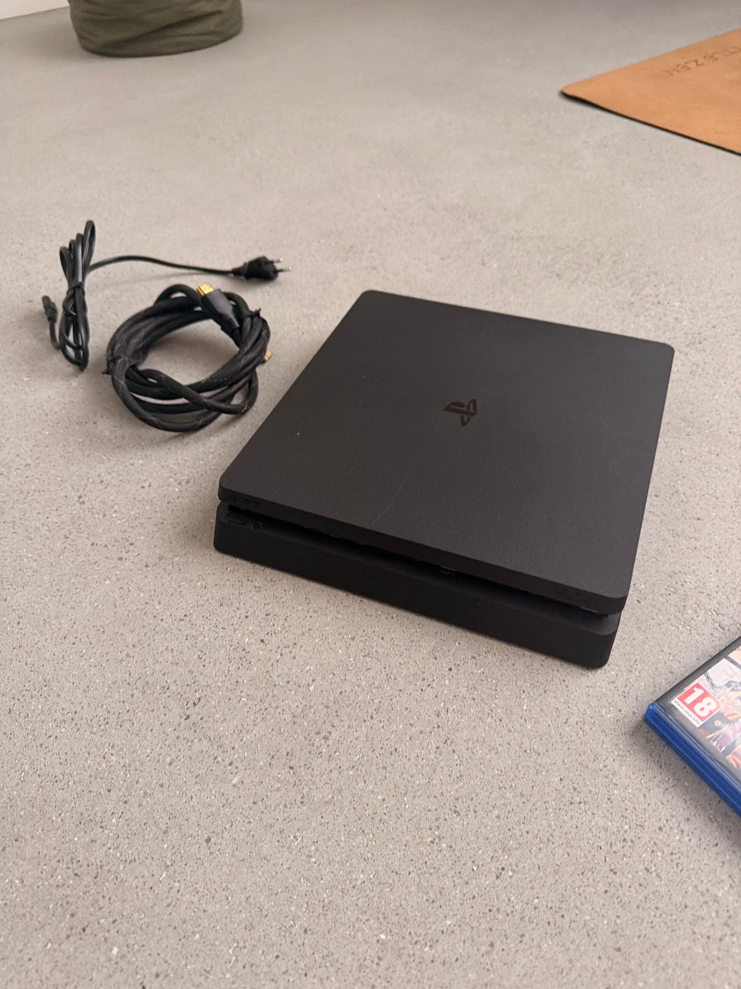 PlayStation 4 (PS4) mit 1 Controller, 2 Spielen und HDMI-Kabel
