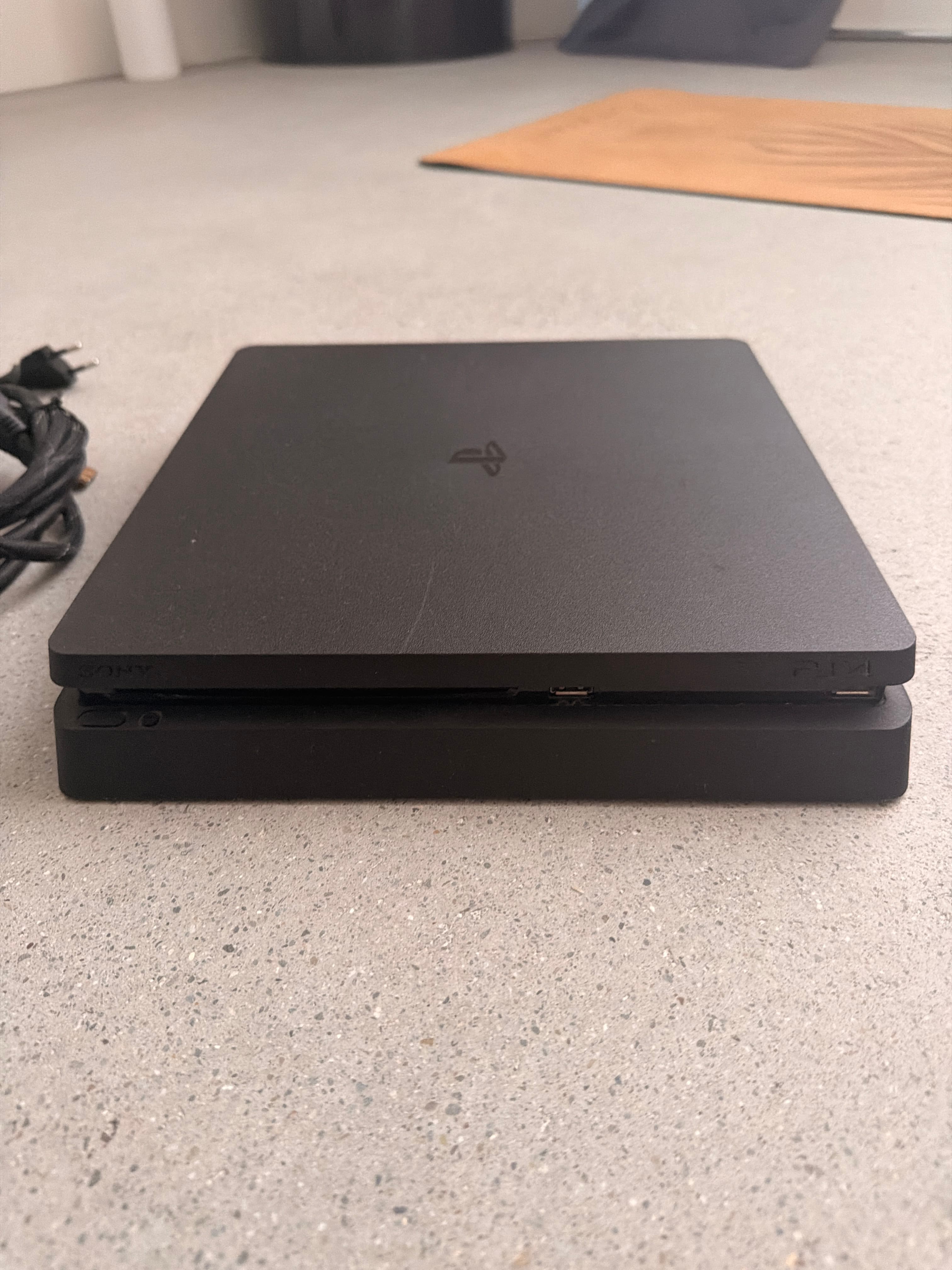 PlayStation 4 (PS4) mit 1 Controller, 2 Spielen und HDMI-Kabel