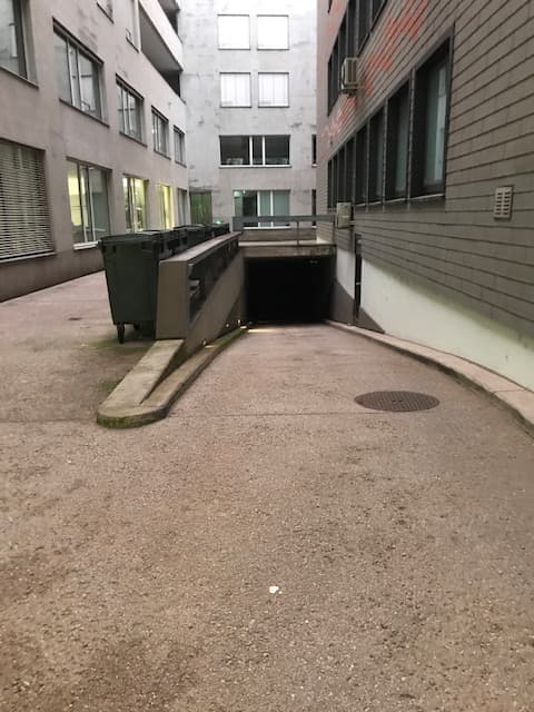 Einstellplatz in Garage für breites Fahrzeug zu vermieten