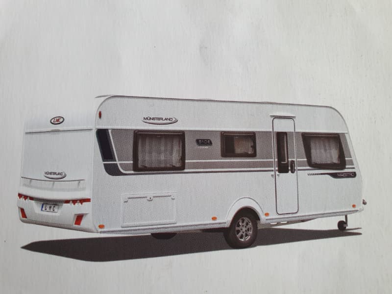 Wohnwagen mit Schutzdach