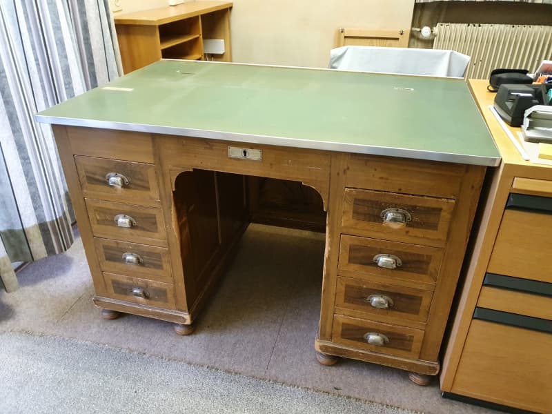 Antiker Bürotisch abzugeben