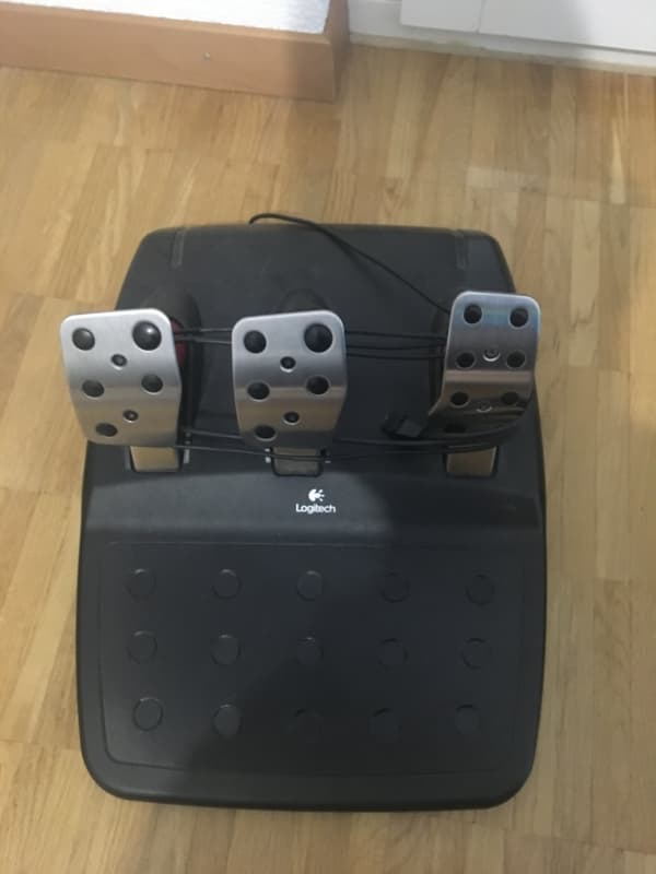 Logitech G27 Lenkrad-und Pedalset