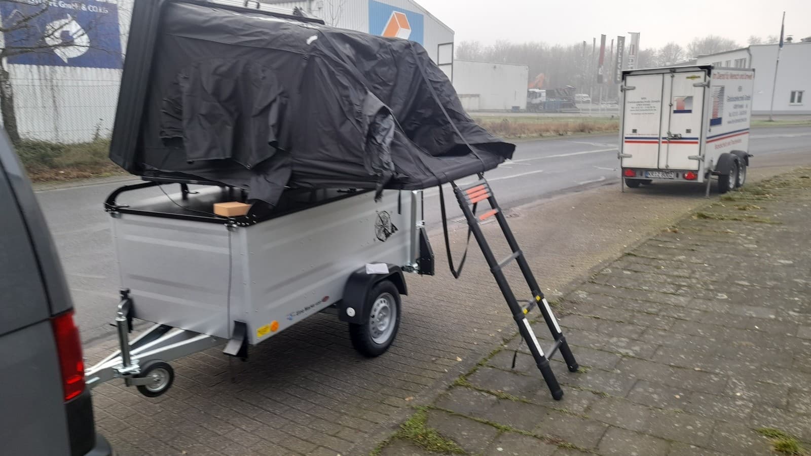 Anhänger mit Dachzelt und vorzelt