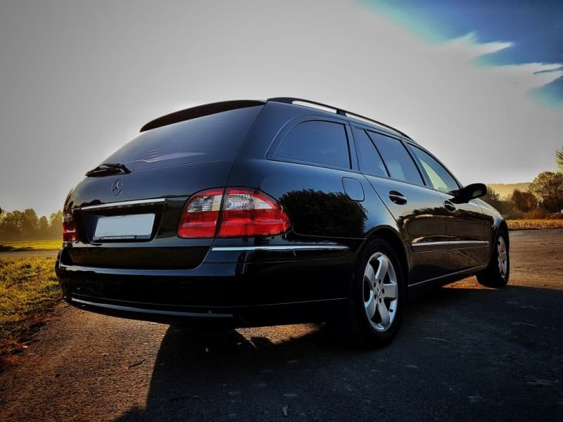 Mercedes E320 Elegance - Kombi - Schwarz - Leder - 8x bereift