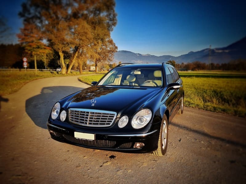 Mercedes E320 Elegance - Kombi - Schwarz - Leder - 8x bereift