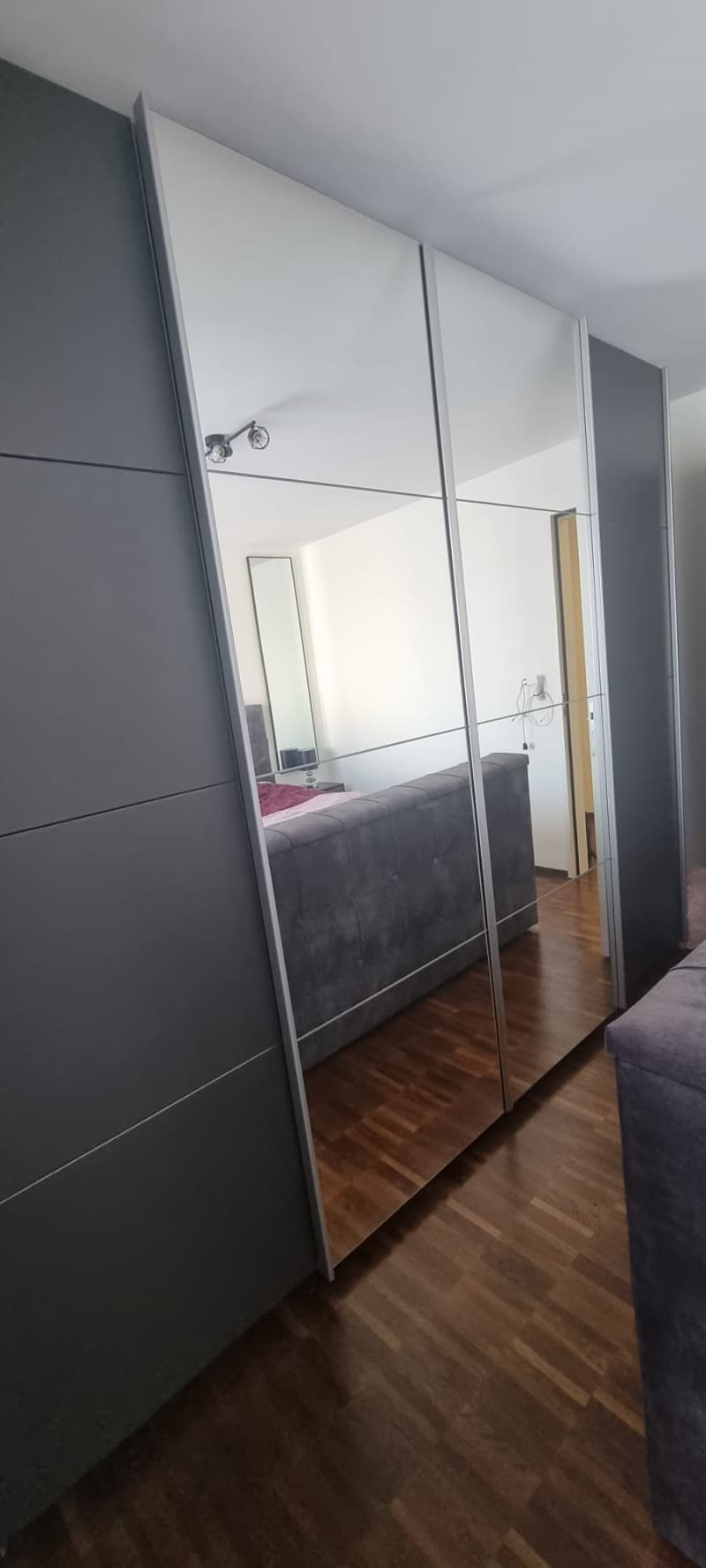 Neuer Kleiderschrank, keine Gebrauchsspuren