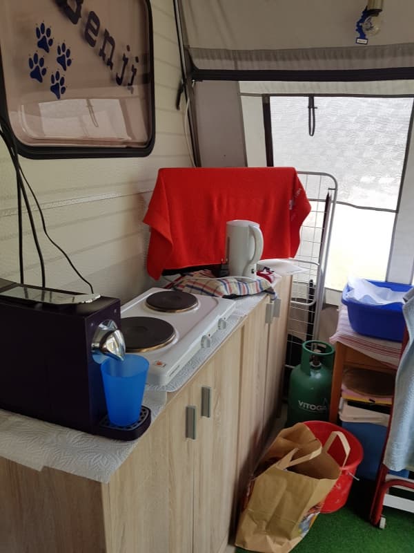Wohnwagen mit Vohrzelt einem neuen Dach