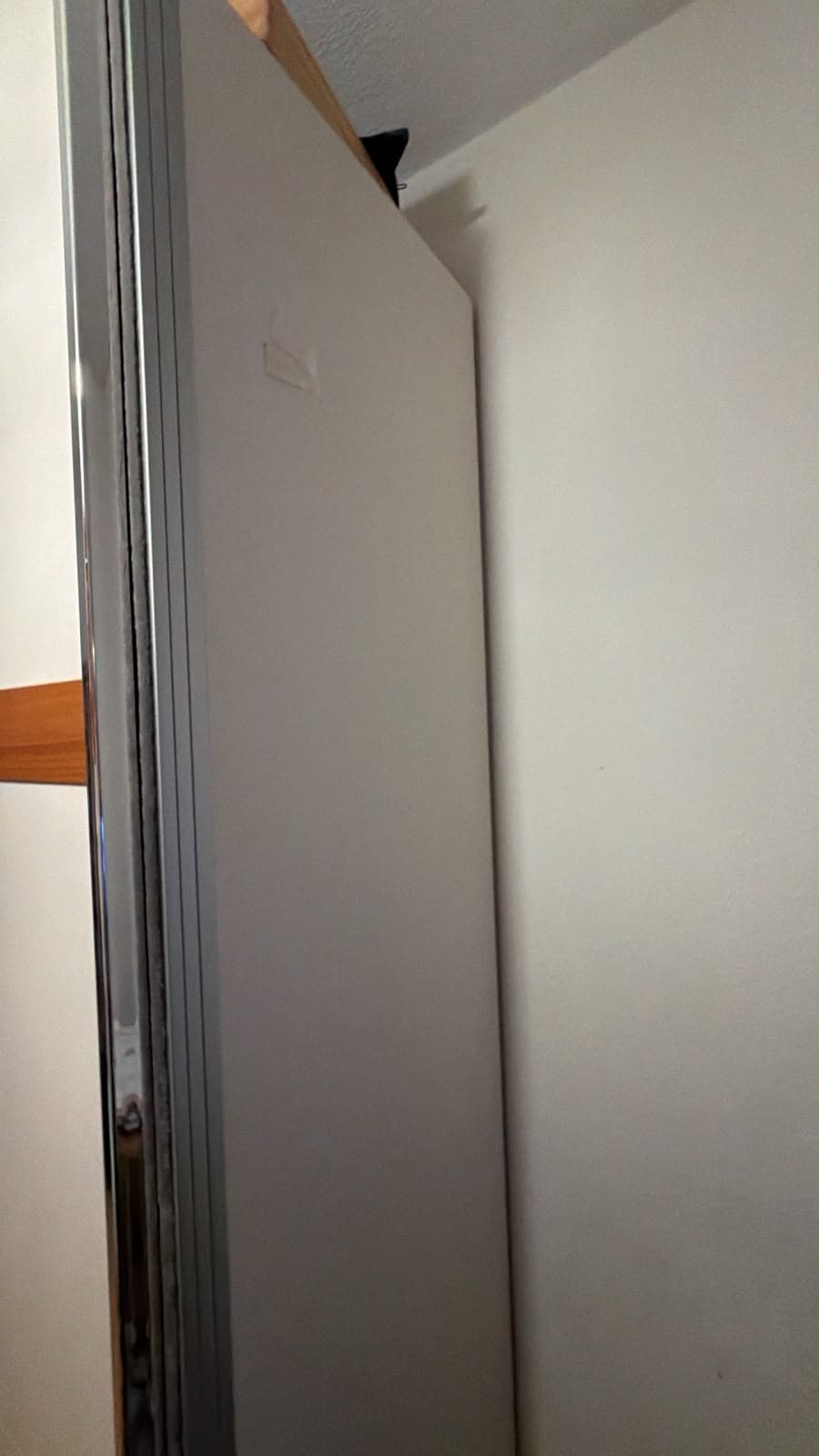 Weisser Kleiderschrank mit Schiebetüren und Innenausstattung